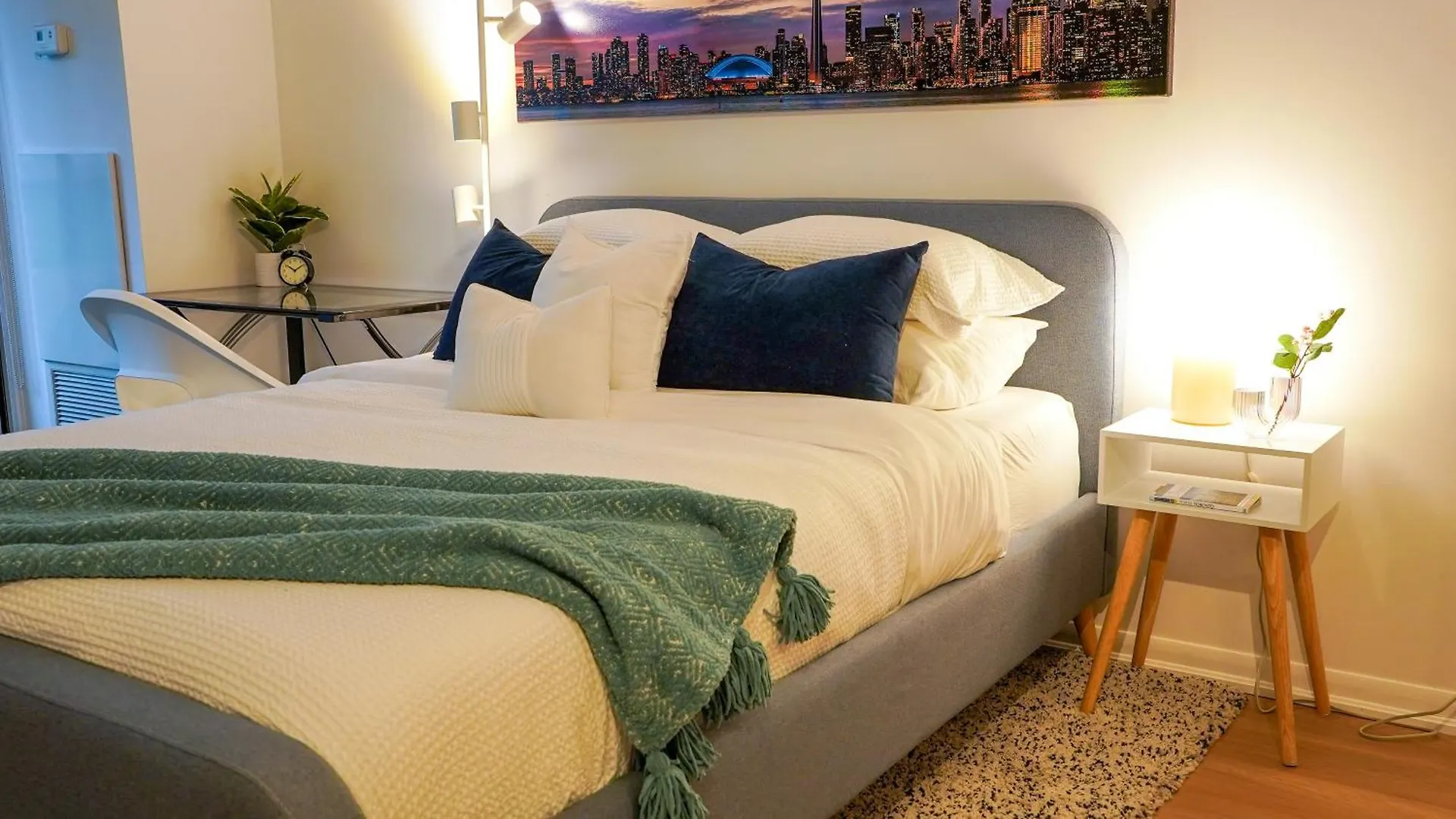 Spacious Studio In The Heart Of Downtown Toronto