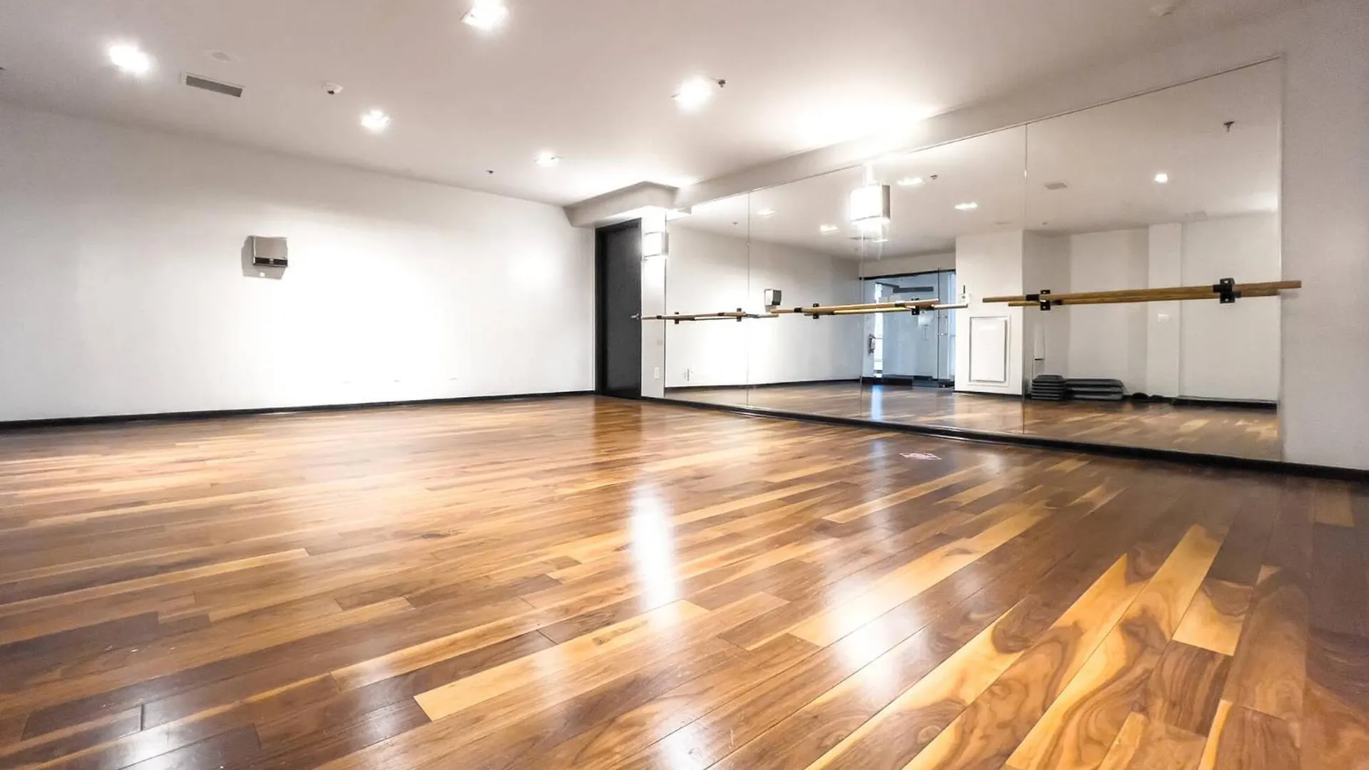 Spacious Studio In The Heart Of Downtown Toronto Canada
