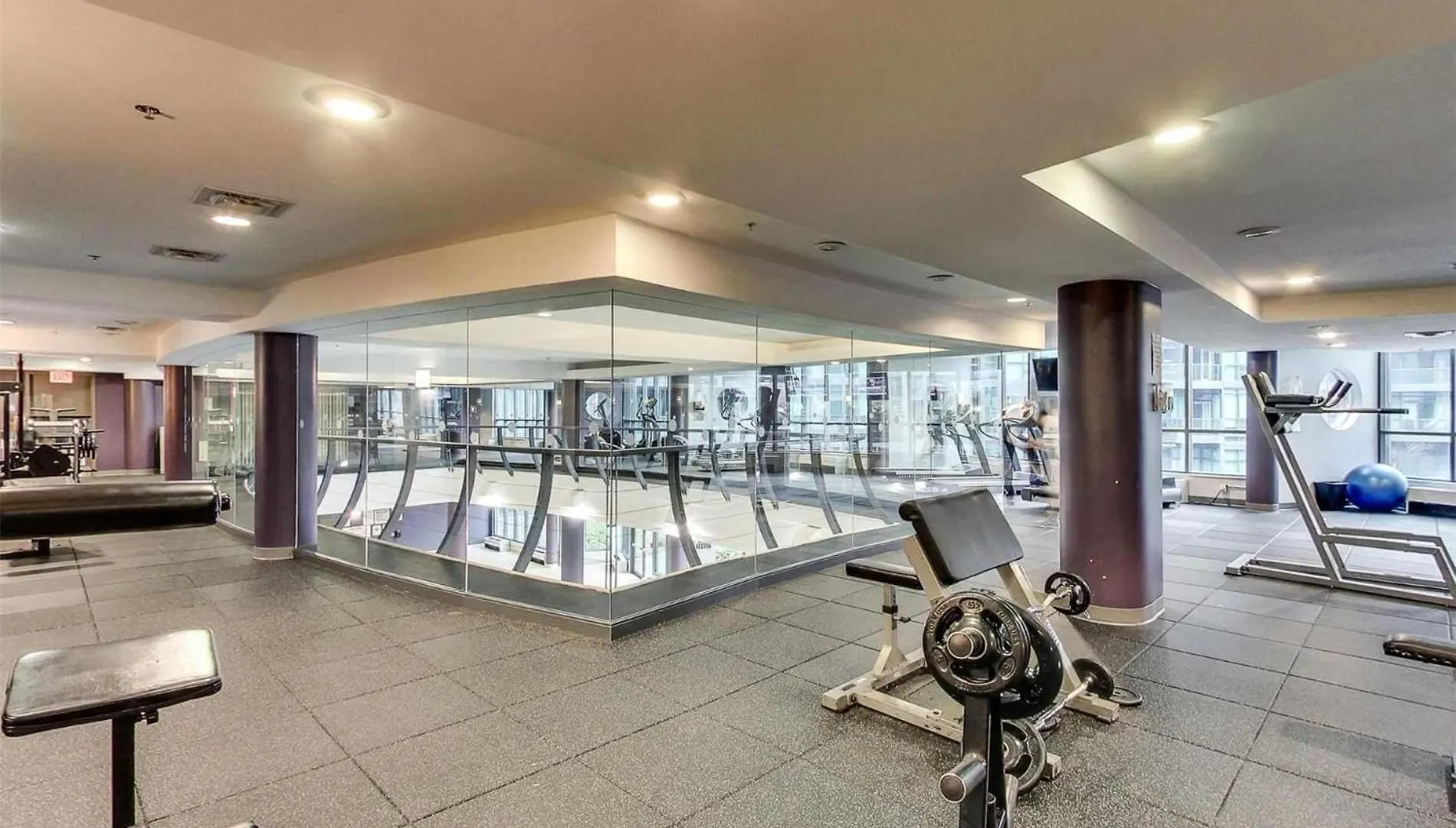 Apartment Spacious Studio In The Heart Of Downtown Toronto
